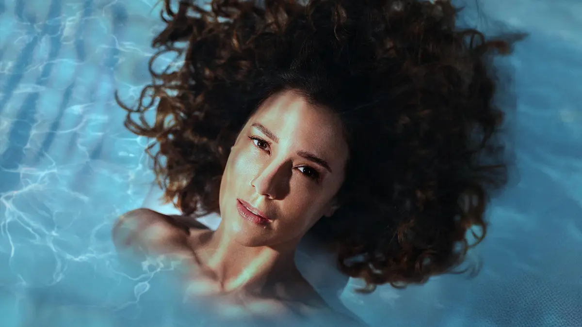 bg cover for Ângela Diniz: Assassinada e Condenada