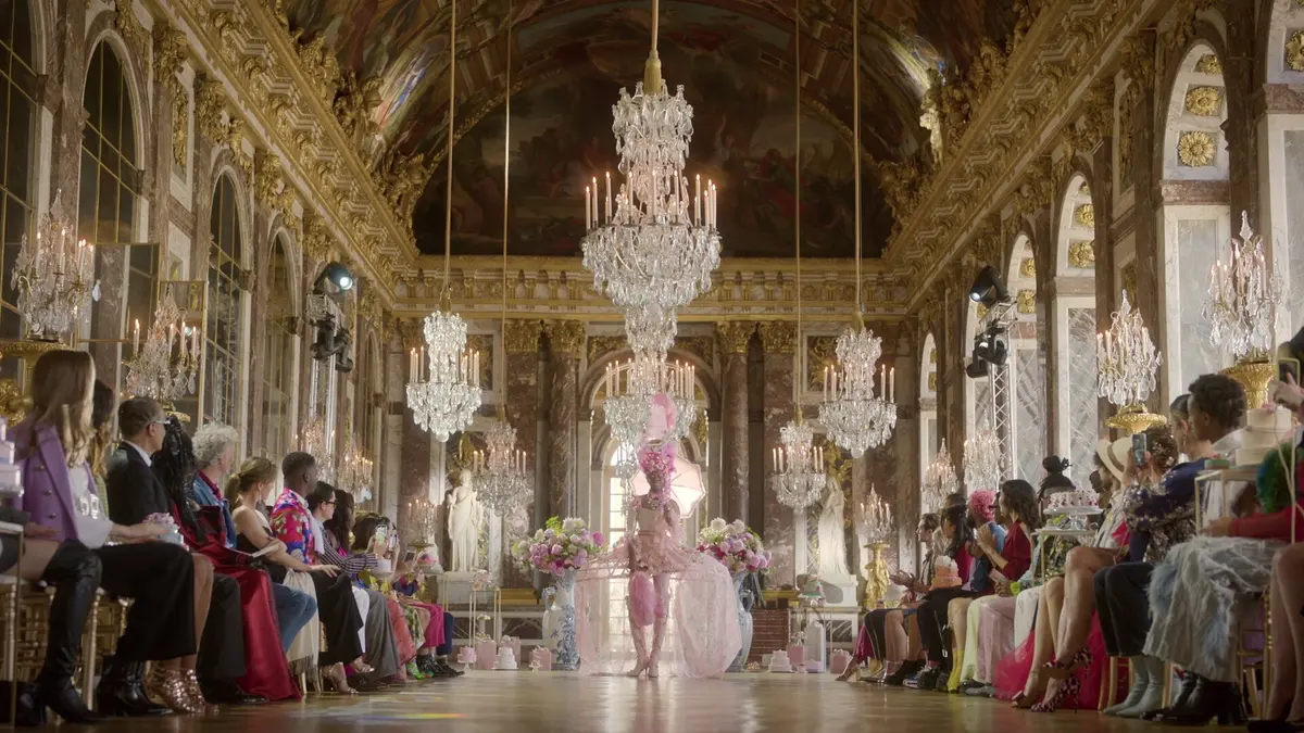 bg cover for Emily em Paris