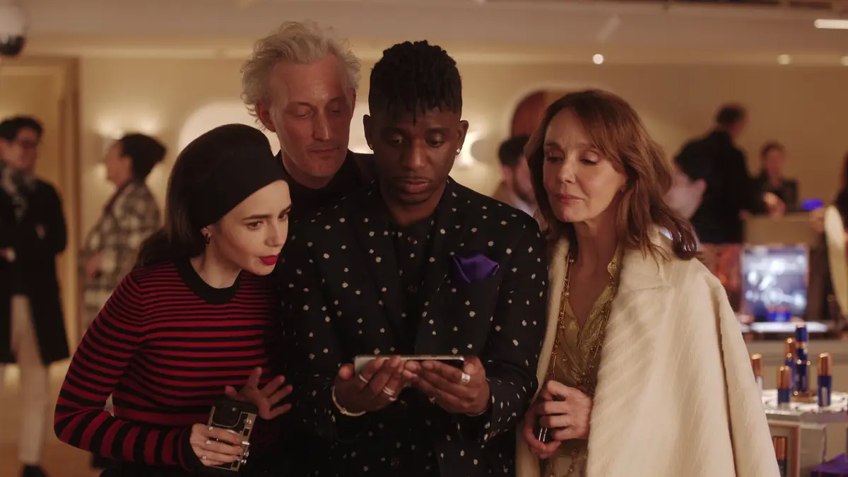 bg cover for Emily em Paris