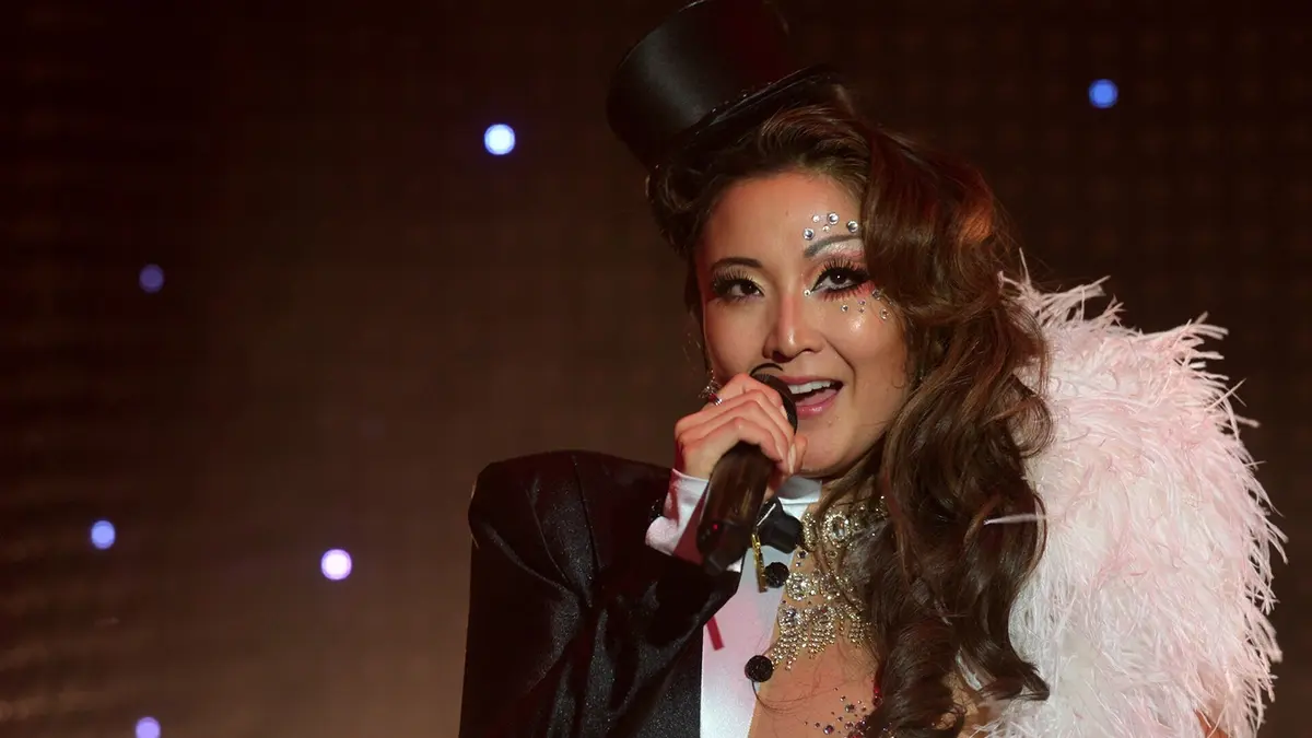 bg cover for Emily em Paris