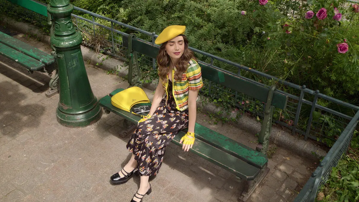 bg cover for Emily em Paris