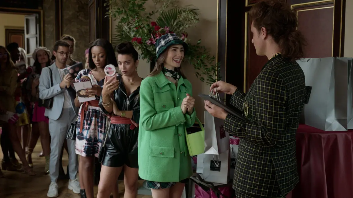 bg cover for Emily em Paris