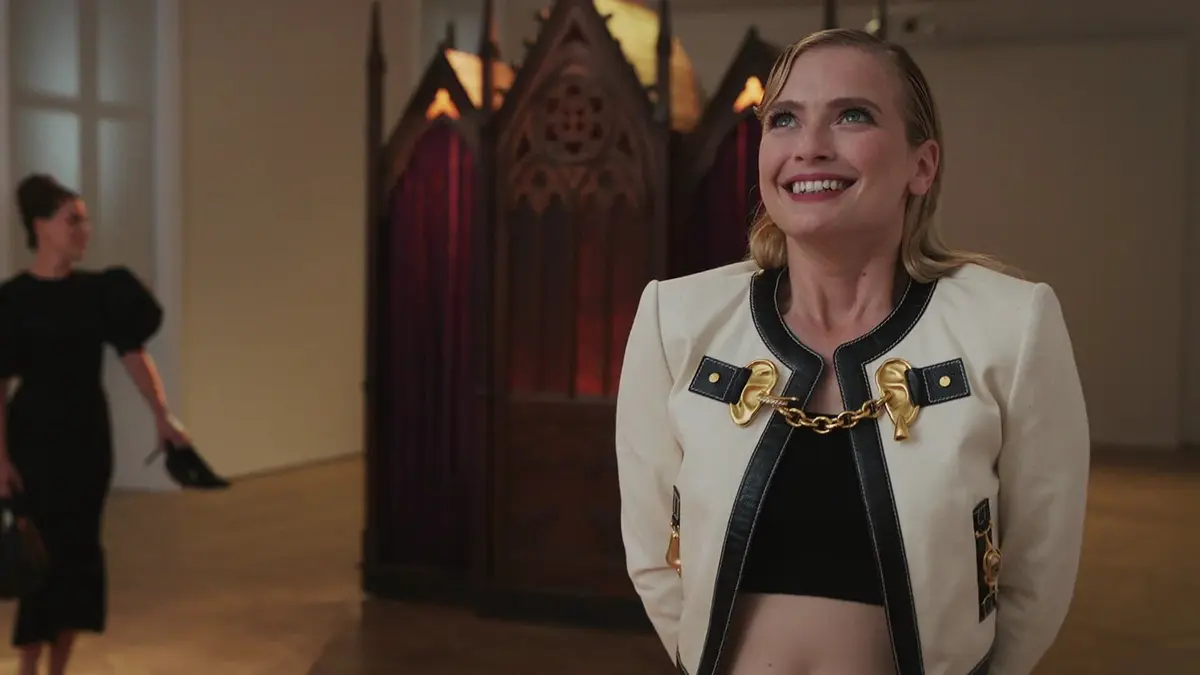 bg cover for Emily em Paris