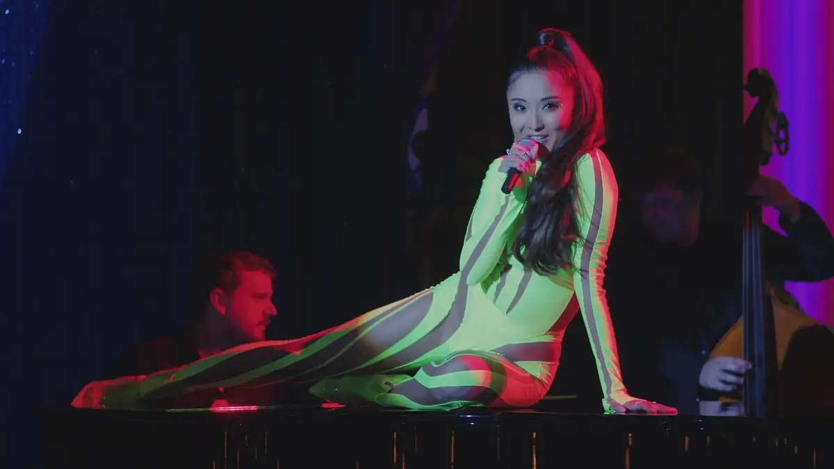 bg cover for Emily em Paris