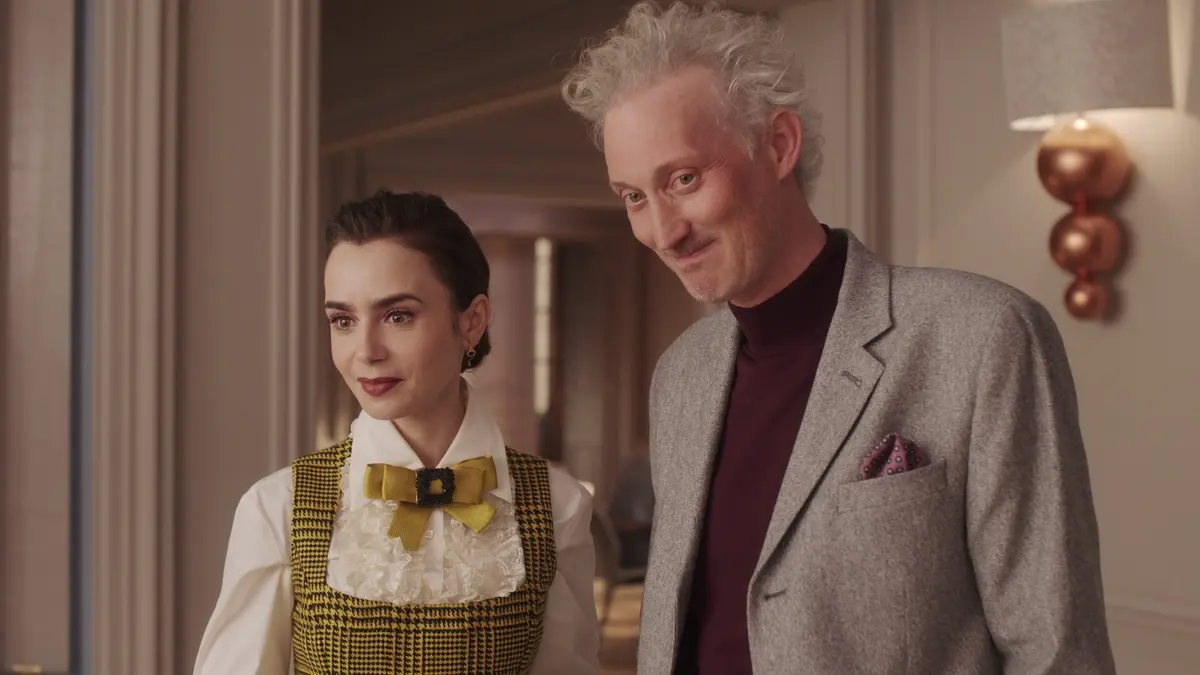 bg cover for Emily em Paris